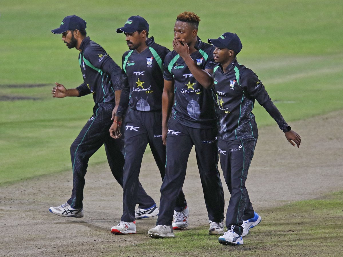Outstanding bowling by Subrayen and Dupavillon