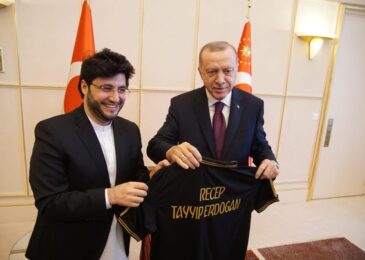 Javed Afridi gifted Peshawar Zalmi shirt to President Tayyip Erdoğan during their meeting in Geneva