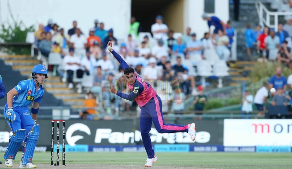 Bjorn Fortuin of Paarl Royals bowls