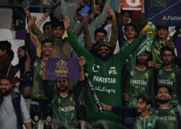 Who is eligible to get 50% discount on PSL tickets?
