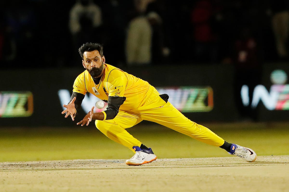 Mohammad Hafeez's record 6 wickets earned a win for Joburg Buffaloes